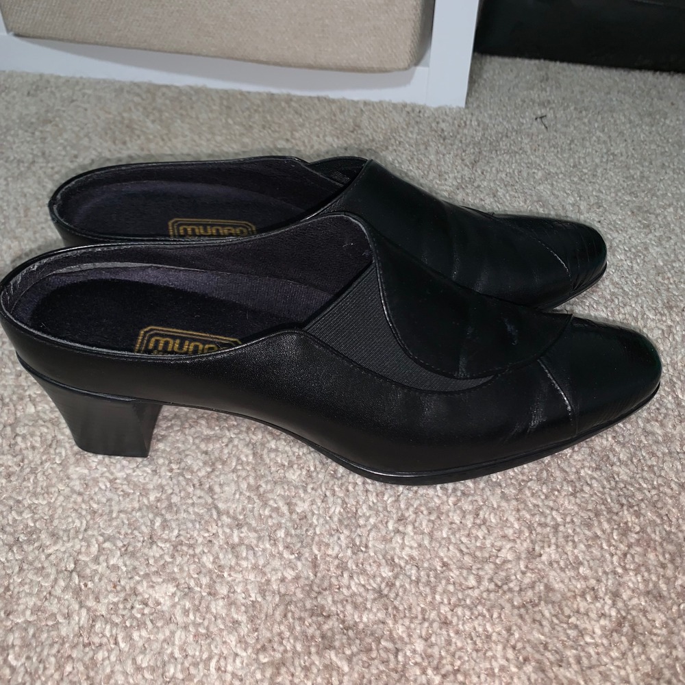 Munro American Womens Black Leather Croc Embossed Toe Block Heel Mules Shoes Sz8